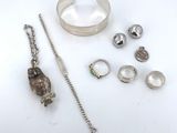 bijoux en argent posés sur un fond blanc, avec une chaîne et un bracelet