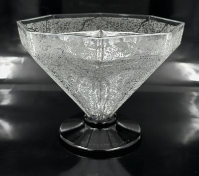 DAUM NANCY FRANCE. Coupe à corps hexagonal à décor abstrait …