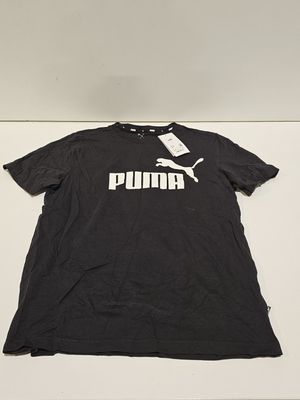 un t-shirt noir sur lequel est inscrit le mot « Puma »