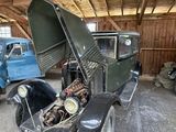 une vieille voiture qui prend la poussière dans un garage