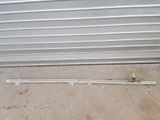 une photo d'une porte de garage munie d'une poignée et d'un tuyau qui y est fixé