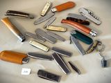 de nombreux types de couteaux de poche posés sur une table