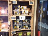 un présentoir de produits à base de miel dans un magasin, avec une étiquette de prix sur l'étagère