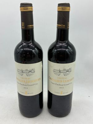 deux bouteilles de vin posées l'une à côté de l'autre sur une surface blanche