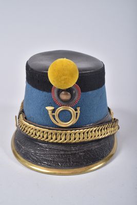 un chapeau bleu entouré d'une chaîne dorée