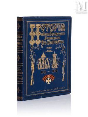 un livre bleu orné de lettres dorées, posé sur une surface blanche
