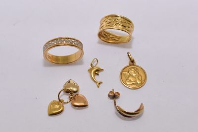 LOT de débris d'or: 2 bagues, 1 pendentif cœur, 1 pendentif … - Photo 1