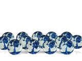 un service de six assiettes bleues et blanches ornées de palmiers