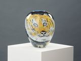 un vase en verre orné d'une peinture représentant un tigre