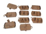 plusieurs morceaux de papier kraft sont emballés dans du papier kraft et attachés avec de la ficelle