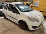 une petite voiture blanche garée dans un garage avec d'autres voitures