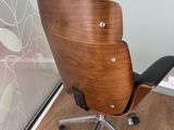 une chaise qui se trouve devant une fenêtre