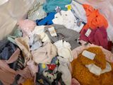une pile de vêtements posée sur le sol
