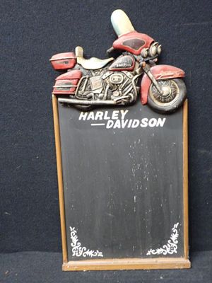 un tableau noir sur lequel est dessinée une moto et un tableau noir sur lequel figure l'image d'une moto