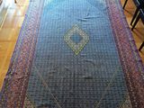 un tapis sur le sol d'un salon