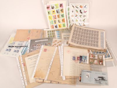 de nombreux types de timbres et d'enveloppes sur la table