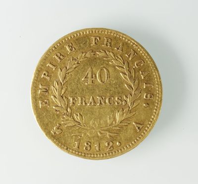 une pièce d'or ornée d'une couronne sur l'avers