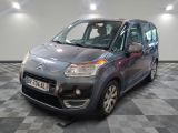 la citrole grise est garée dans le garage sur un sol en damier