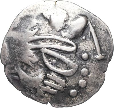 un gros plan d'une pièce d'argent sur laquelle figure un serpent