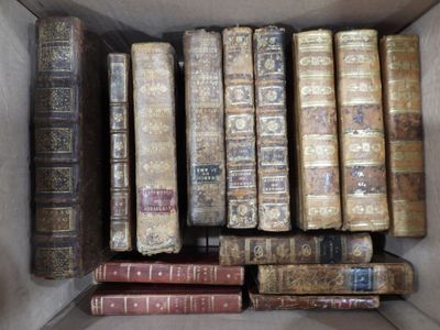 de nombreux livres anciens dans une boîte posée par terre
