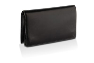 Le portefeuille en cuir noir est ouvert et prêt à l'emploi.