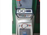 une image représentant une machine posée sur un sol carrelé