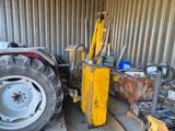 un tracteur garé à côté d'un bâtiment