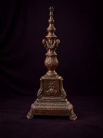 Importante torchère en bois mouluré et sculpté reposant sur …