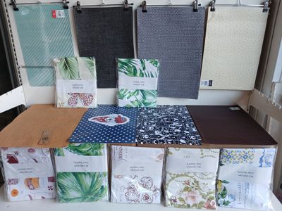 de nombreux types de tissus exposés dans un magasin