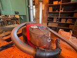 un aspirateur posé sur une table dans une pièce
