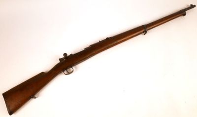 un fusil avec un canon en bois sur fond blanc