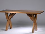 une image d'une table en bois sur un fond gris