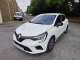 la voiture blanche est garée sur le côté de la route