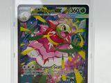 gros plan d'une carte pokemon dans un étui en plastique