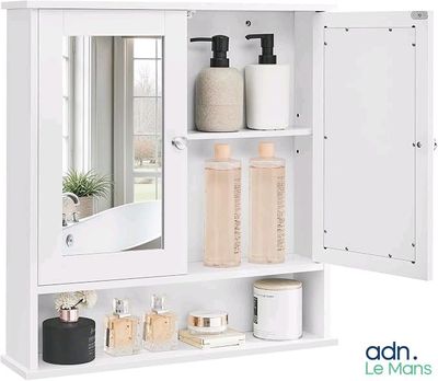 une photo d'une armoire de salle de bains avec un miroir et un distributeur de savon