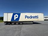 un camion semi-remorque garé dans un parking
