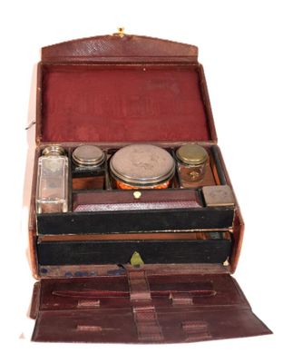 COFFRET NECESSAIRE de voyage en maroquin brun comprenant un …