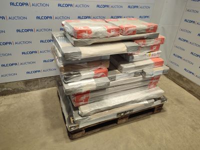 une pile de matelas posée sur une palette devant un mur
