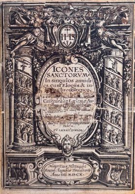 une image en noir et blanc représentant une plaque sur laquelle figure un blason
