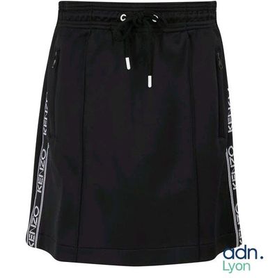 une jupe noire avec un logo blanc sur le côté