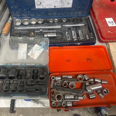 un grand nombre d'outils posés sur une table