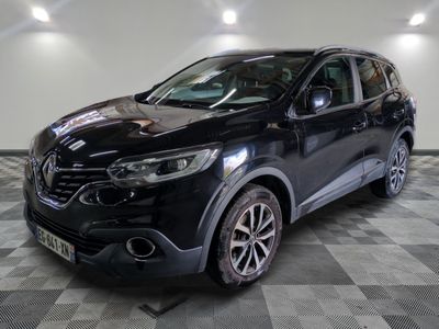 la voiture noire est garée sur un sol en damier dans le garage