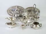 de nombreux objets en argent posés sur une table