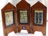 trois cadres en bois sur lesquels figurent des photos de personnes sur fond blanc