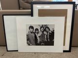 deux photos encadrées des Beatles avec un canapé en arrière-plan