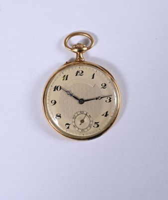 une petite montre de poche en or, attachée à une chaîne