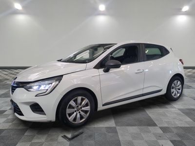 la voiture blanche est garée sur un carrelage à carreaux