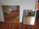 deux miroirs posés par terre dans la pièce