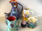 de nombreux types de vases et de pichets sur la table