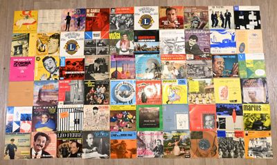 Ensemble d'environ 120 vinyles 33 et 45 tours dont BRASSENS,…